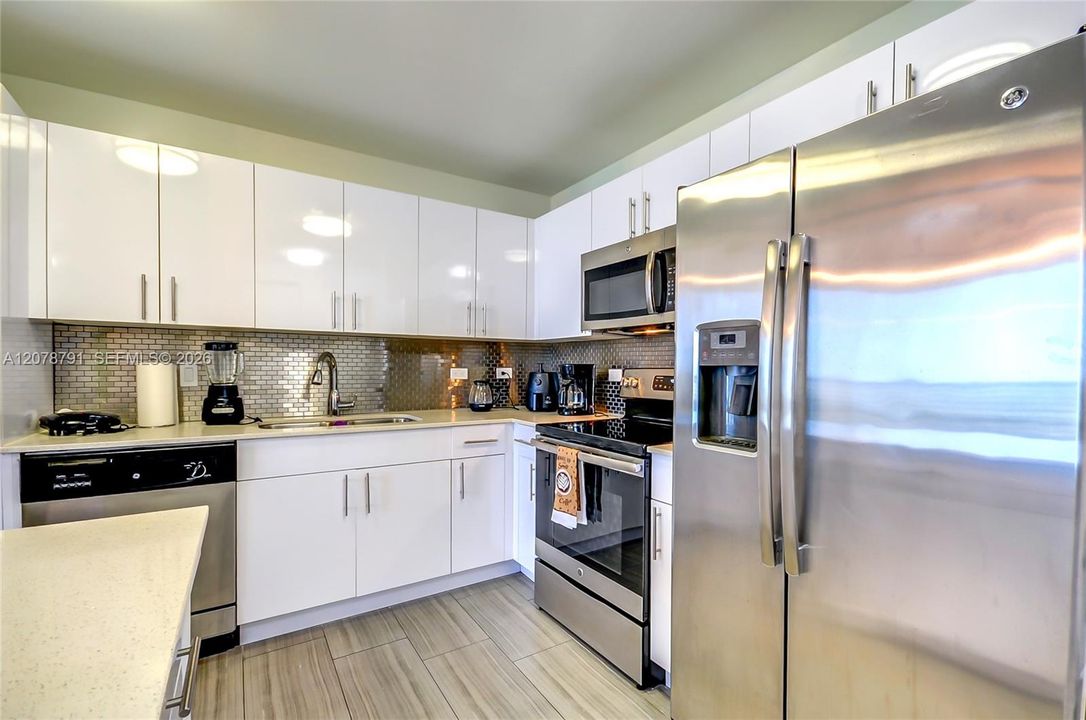 For Rent: $3,200 (1 beds, 1 baths, 700 Square Feet)