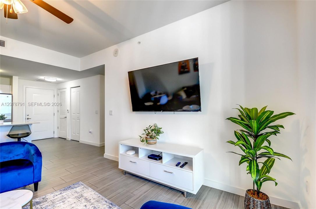 For Rent: $3,200 (1 beds, 1 baths, 700 Square Feet)