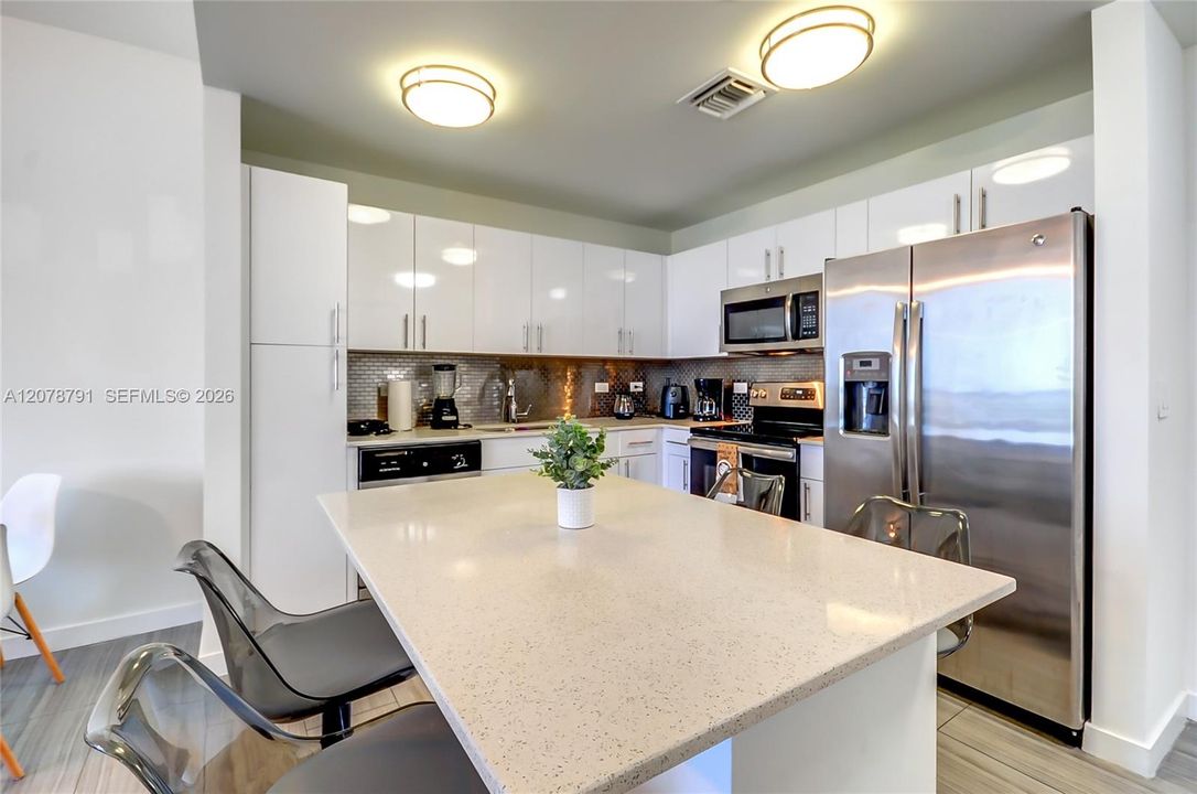 For Rent: $3,200 (1 beds, 1 baths, 700 Square Feet)