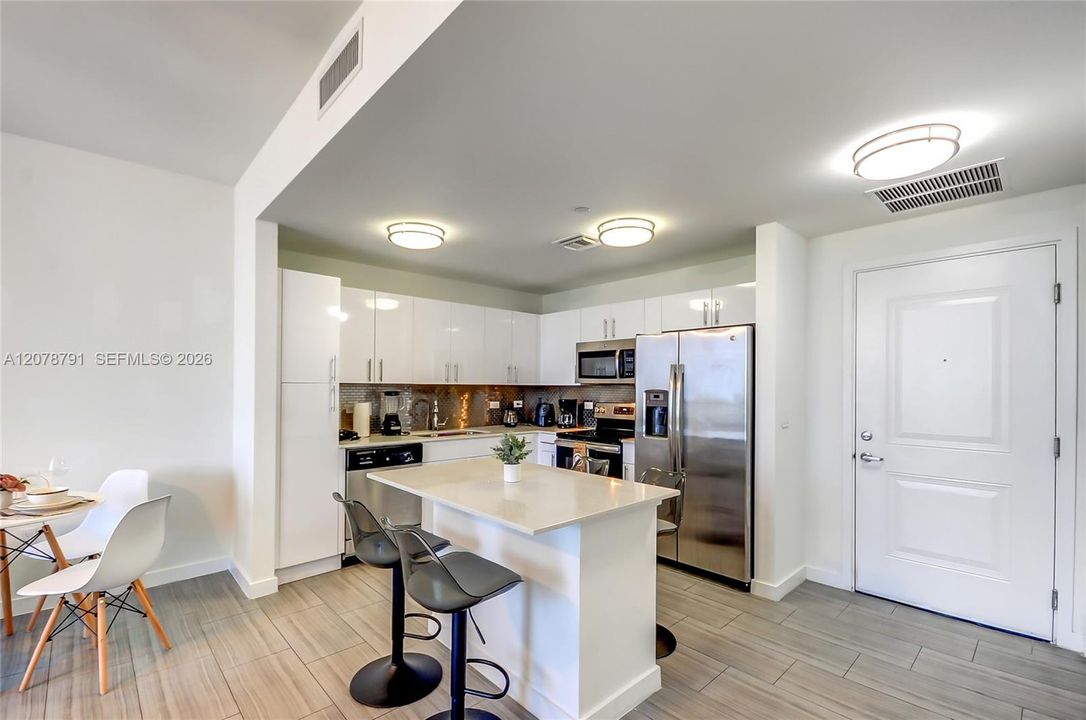 For Rent: $3,200 (1 beds, 1 baths, 700 Square Feet)