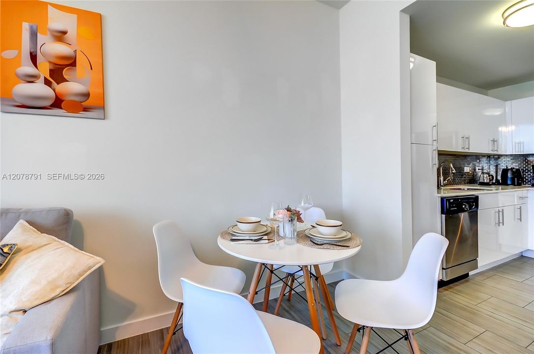 For Rent: $3,200 (1 beds, 1 baths, 700 Square Feet)