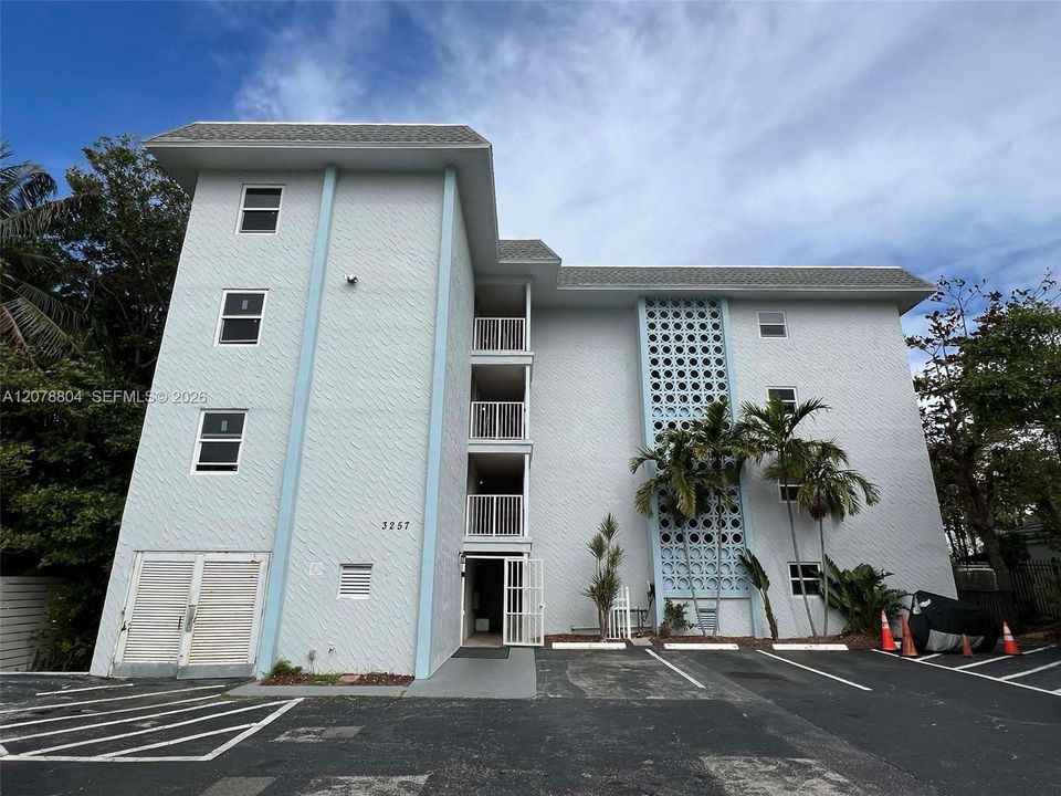 For Rent: $1,850 (1 beds, 1 baths, 900 Square Feet)