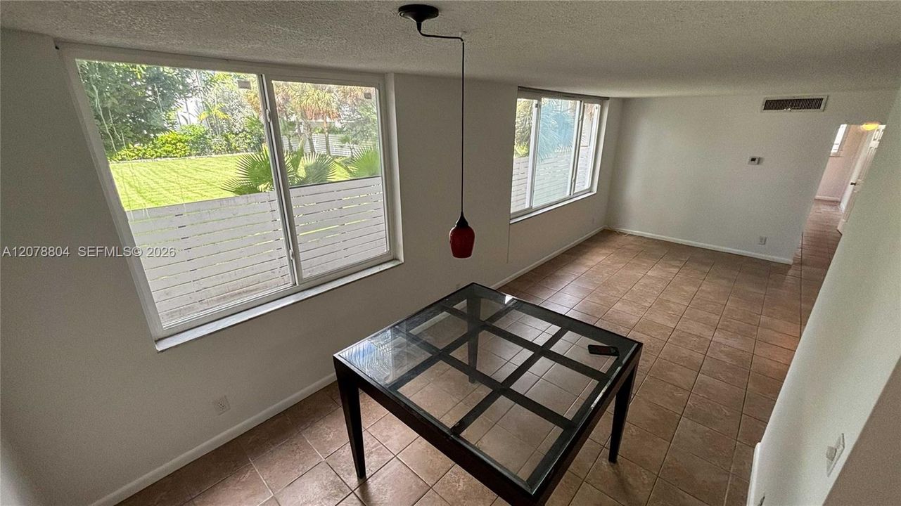 For Rent: $1,850 (1 beds, 1 baths, 900 Square Feet)