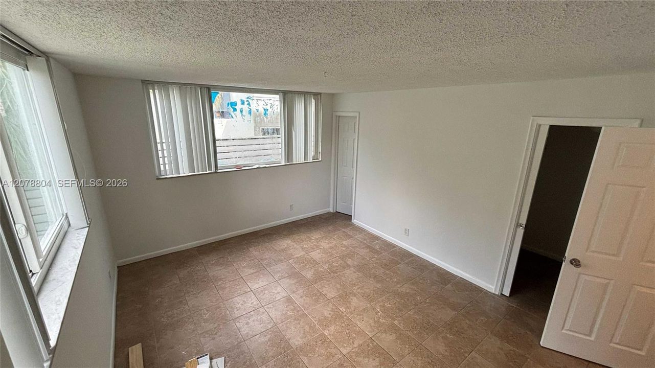 For Rent: $1,850 (1 beds, 1 baths, 900 Square Feet)