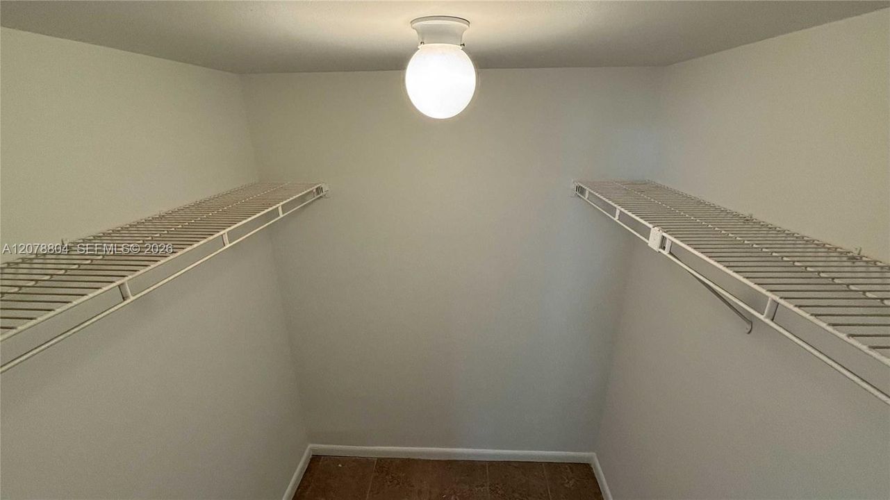For Rent: $1,850 (1 beds, 1 baths, 900 Square Feet)