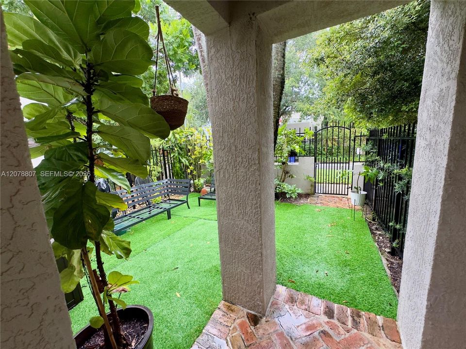 For Rent: $3,490 (2 beds, 1 baths, 850 Square Feet)