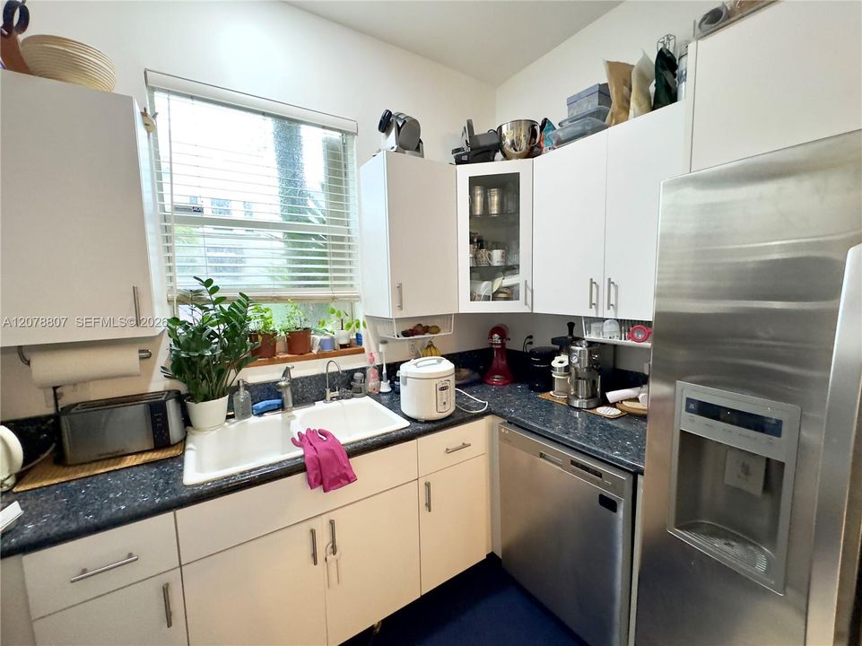 For Rent: $3,490 (2 beds, 1 baths, 850 Square Feet)
