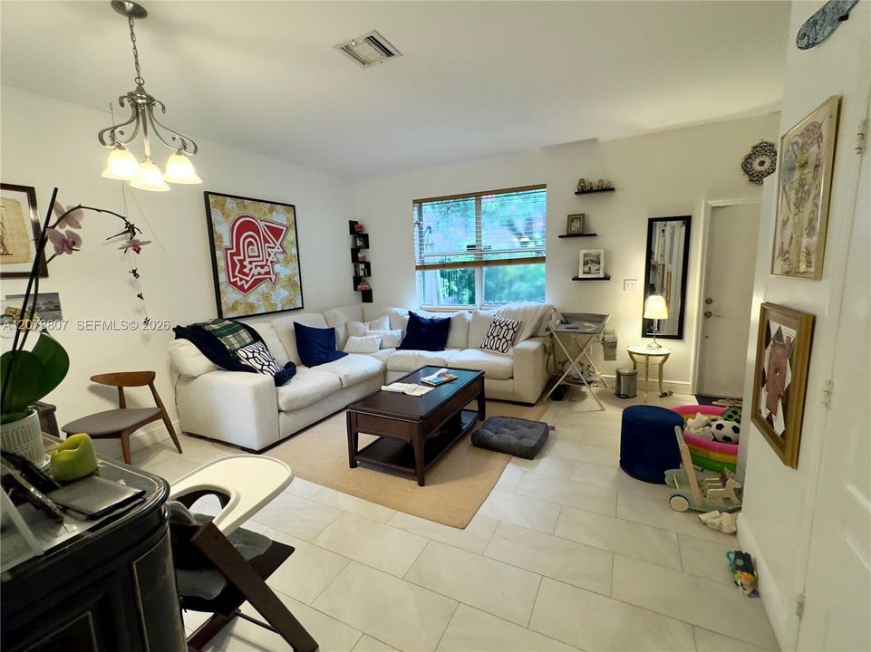 For Rent: $3,490 (2 beds, 1 baths, 850 Square Feet)