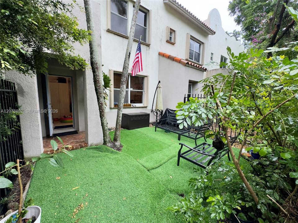 For Rent: $3,490 (2 beds, 1 baths, 850 Square Feet)