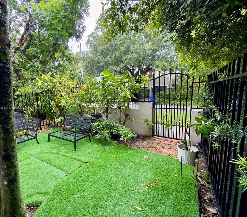 For Rent: $3,490 (2 beds, 1 baths, 850 Square Feet)
