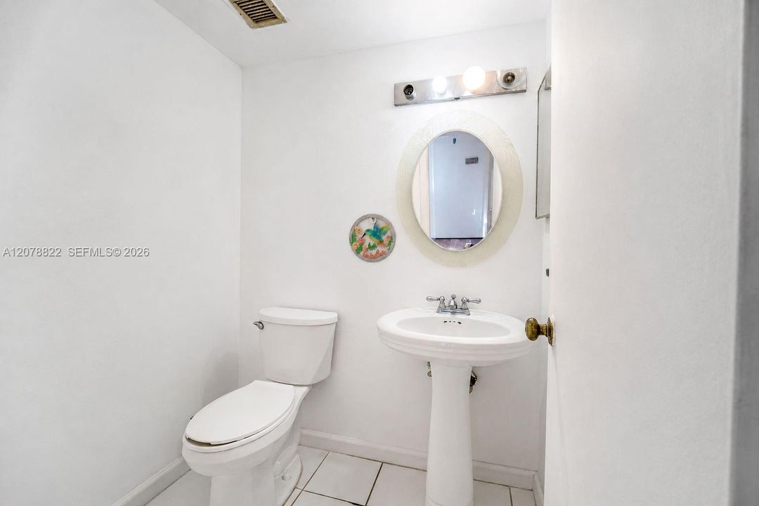For Sale: $134,000 (1 beds, 1 baths, 844 Square Feet)