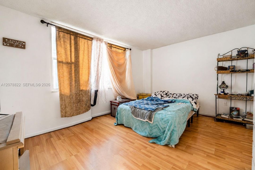 For Sale: $134,000 (1 beds, 1 baths, 844 Square Feet)