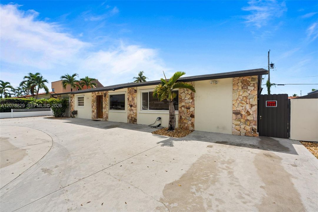 En Venta: $950,000 (5 camas, 4 baños, 2980 Pies cuadrados)