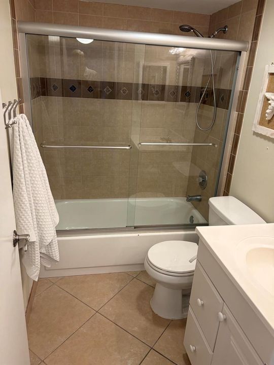 Jupiter Bay F307 bathroom 1