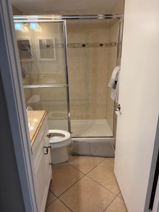 Jupiter Bay F307 bathroom 2