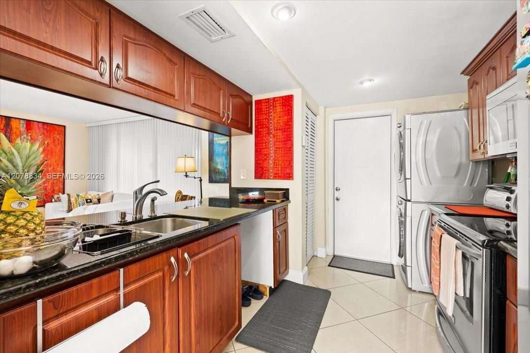 For Sale: $475,000 (2 beds, 2 baths, 1454 Square Feet)