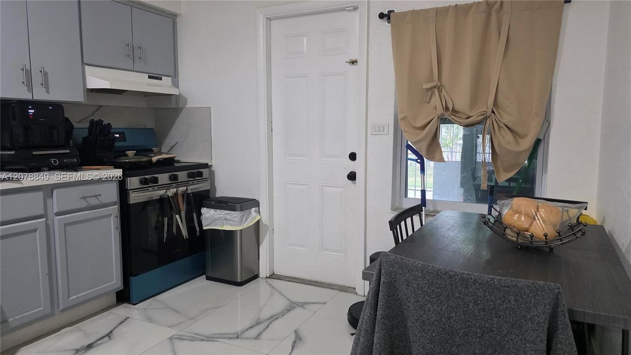 For Rent: $2,400 (2 beds, 1 baths, 1632 Square Feet)