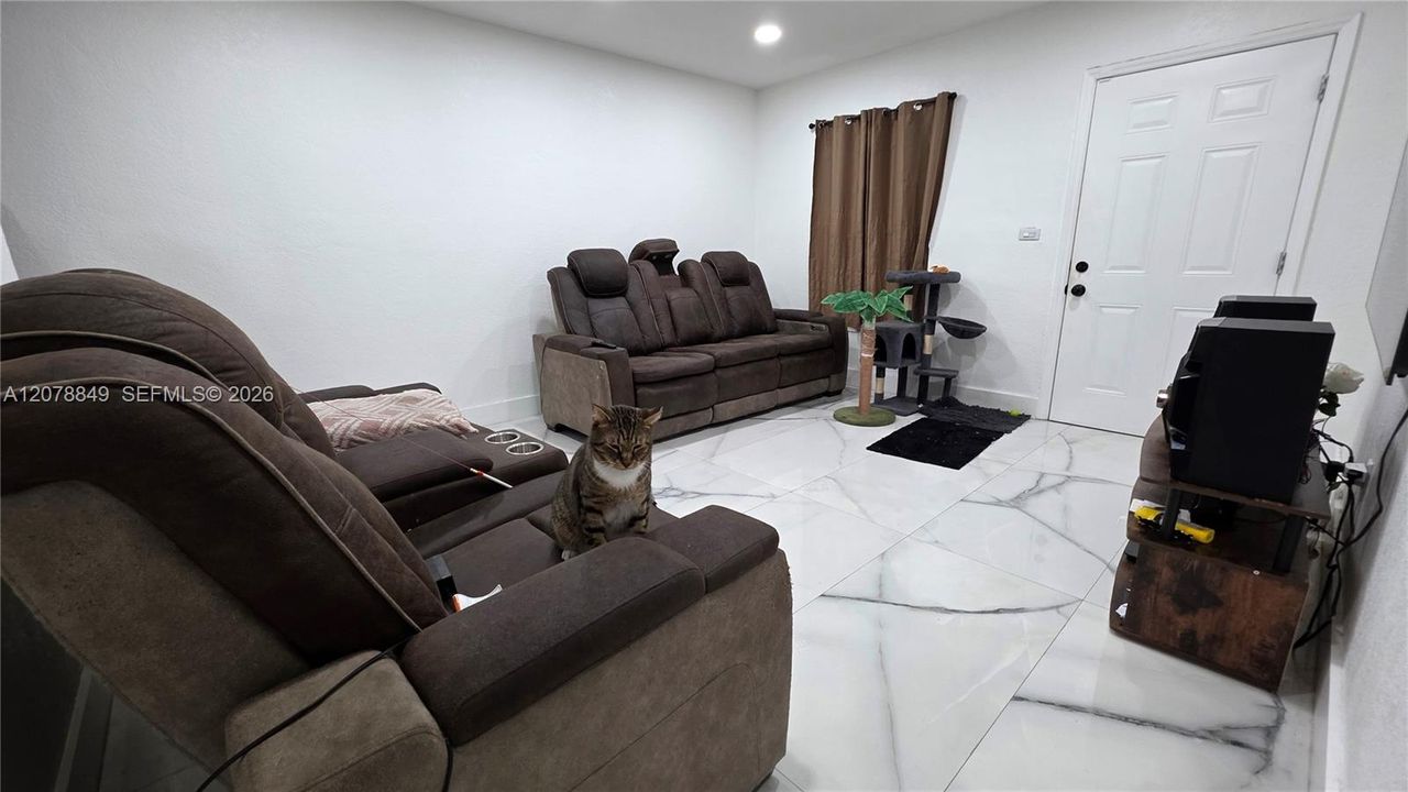 For Rent: $2,400 (2 beds, 1 baths, 1632 Square Feet)