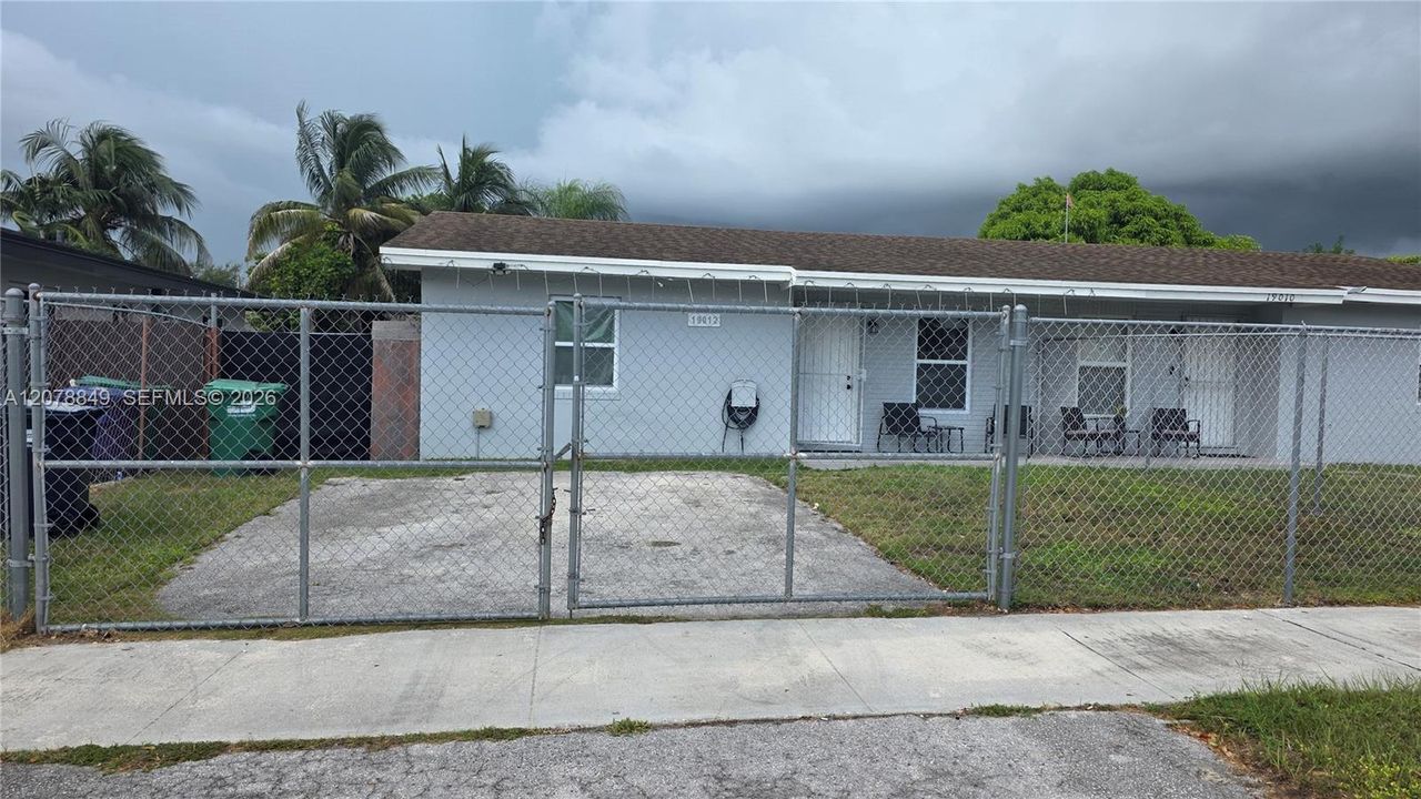 For Rent: $2,400 (2 beds, 1 baths, 1632 Square Feet)