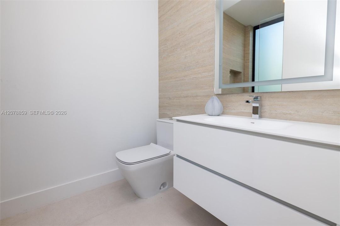 En-suite Full Bathroom
