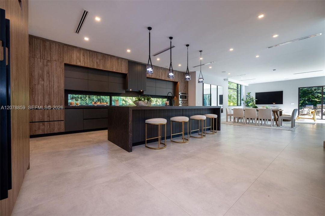 Island Kitchen/Breakfast Bar