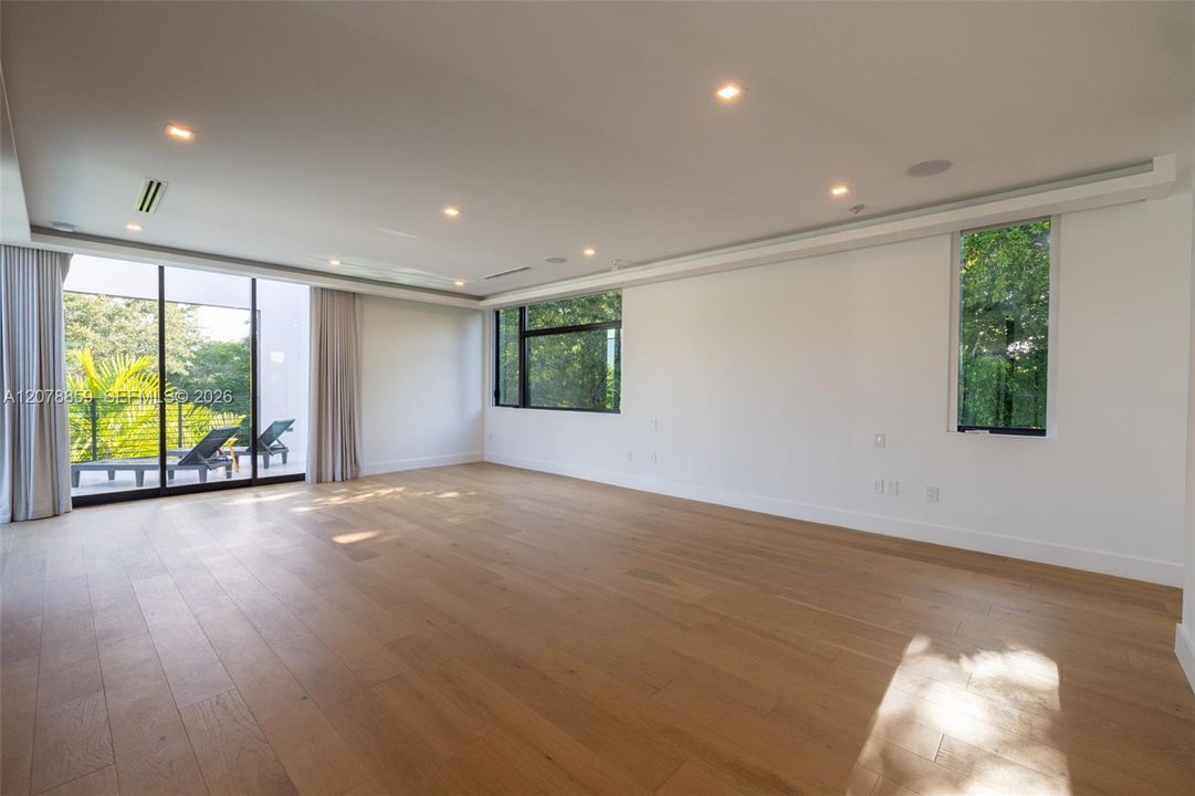Primary Suite & Balcony