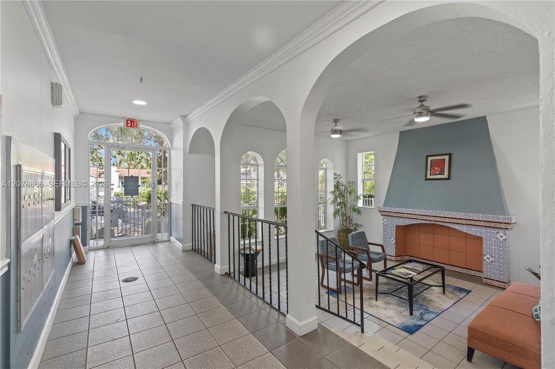 For Rent: $2,300 (1 beds, 1 baths, 527 Square Feet)