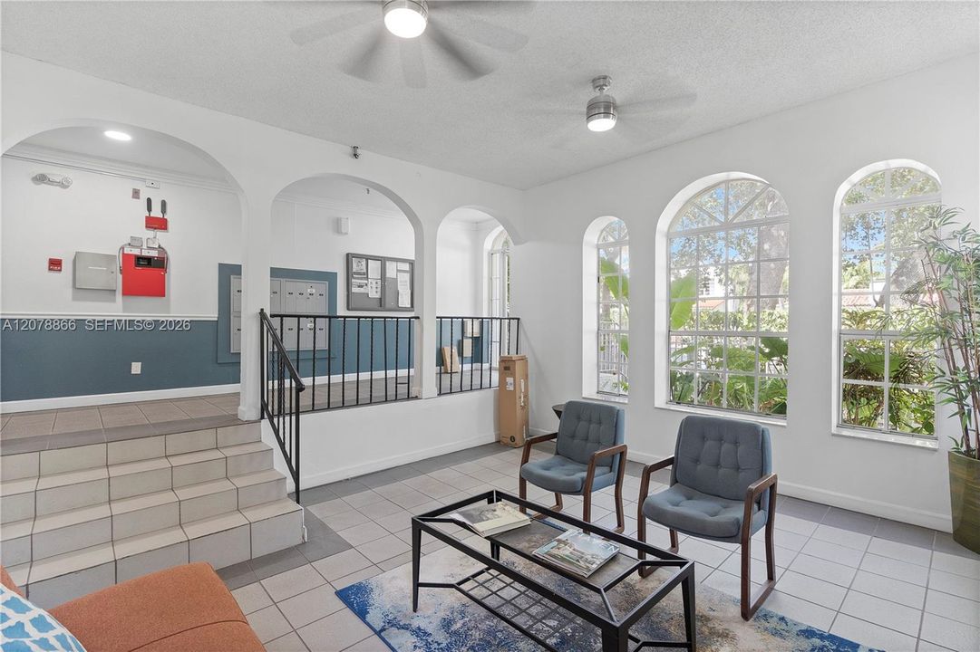 For Rent: $2,300 (1 beds, 1 baths, 527 Square Feet)