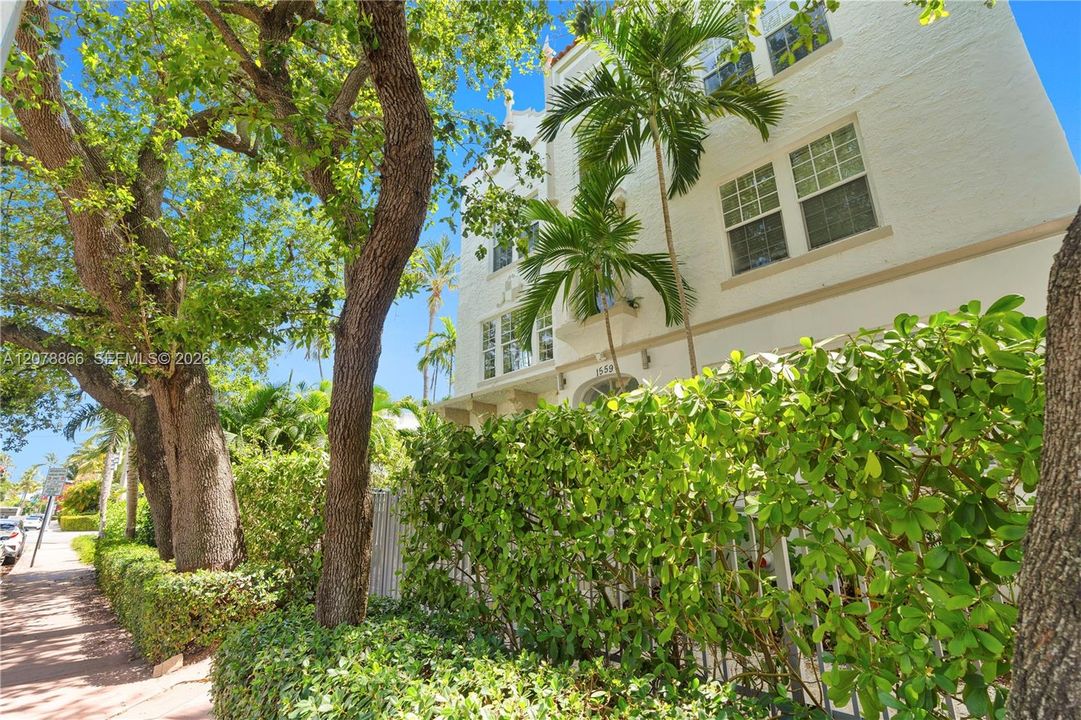 For Rent: $2,300 (1 beds, 1 baths, 527 Square Feet)