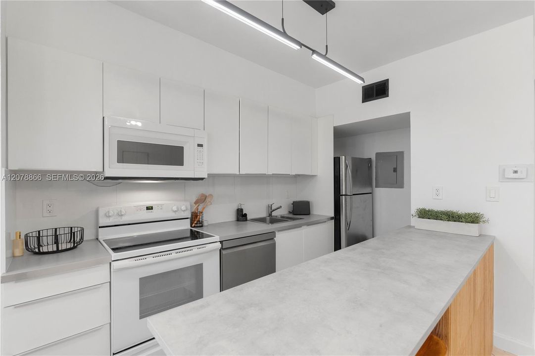 For Rent: $2,300 (1 beds, 1 baths, 527 Square Feet)