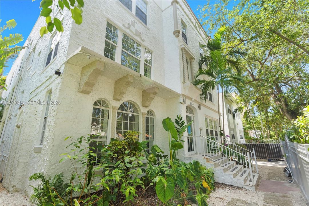 For Rent: $2,300 (1 beds, 1 baths, 527 Square Feet)