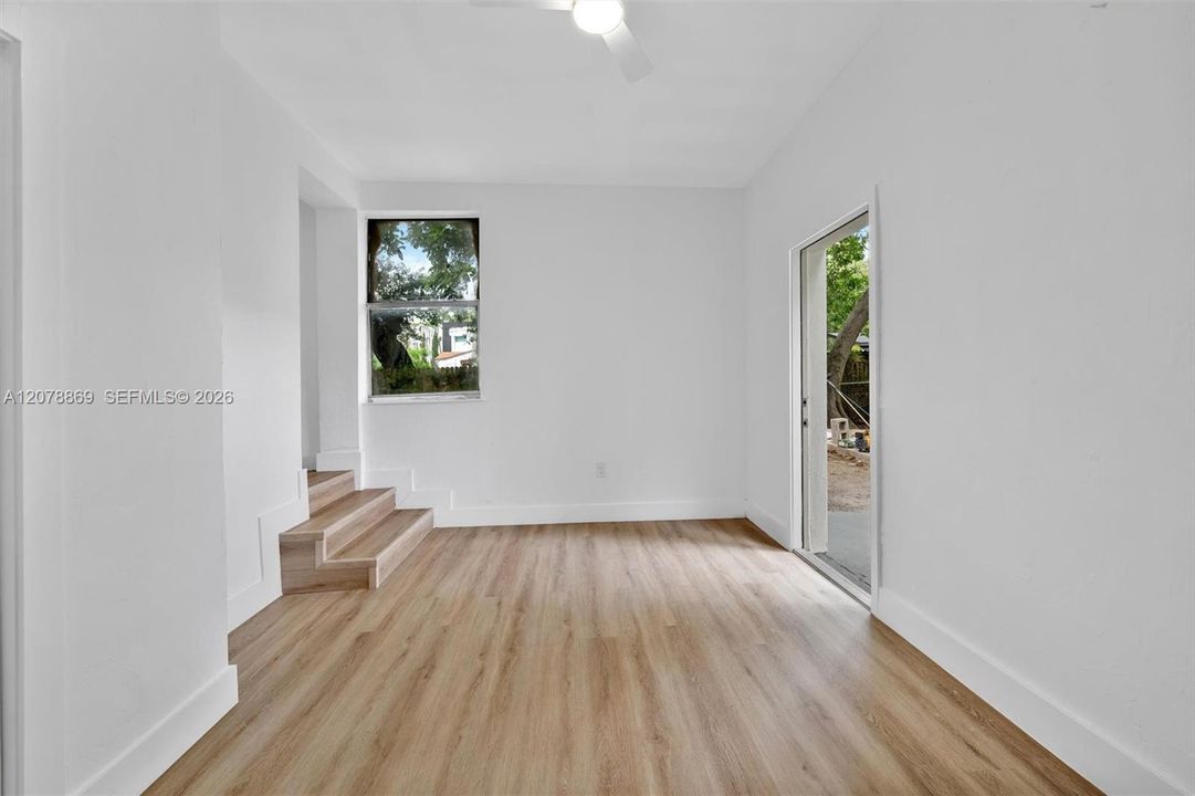 En Venta: $599,000 (3 camas, 2 baños, 1230 Pies cuadrados)