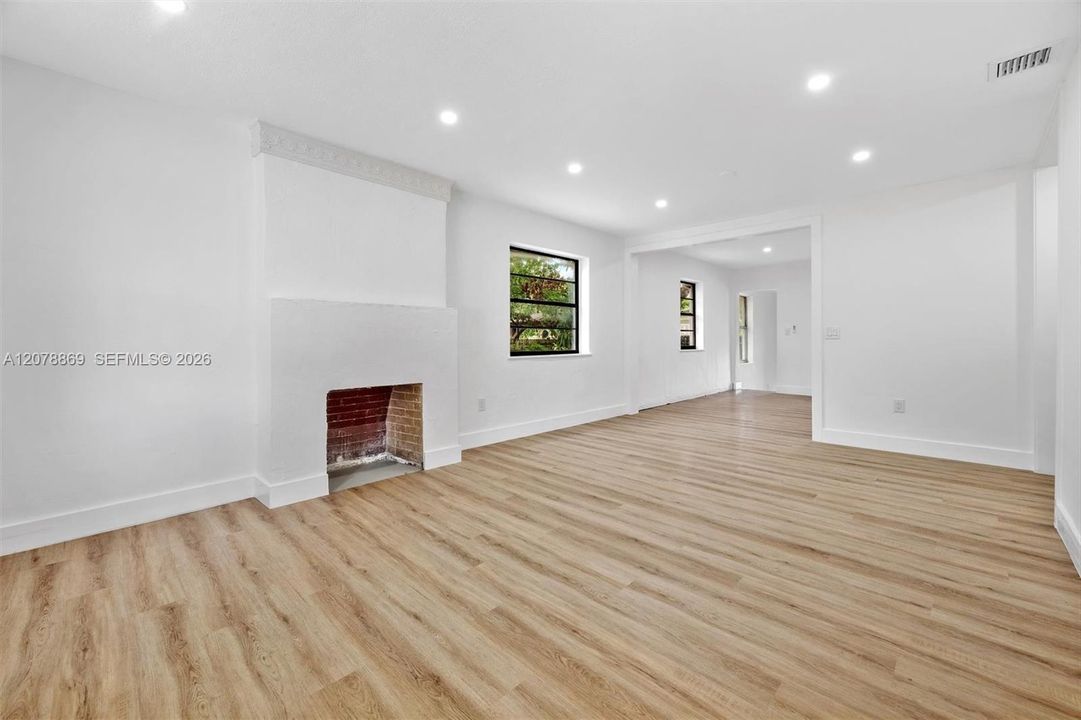 En Venta: $599,000 (3 camas, 2 baños, 1230 Pies cuadrados)