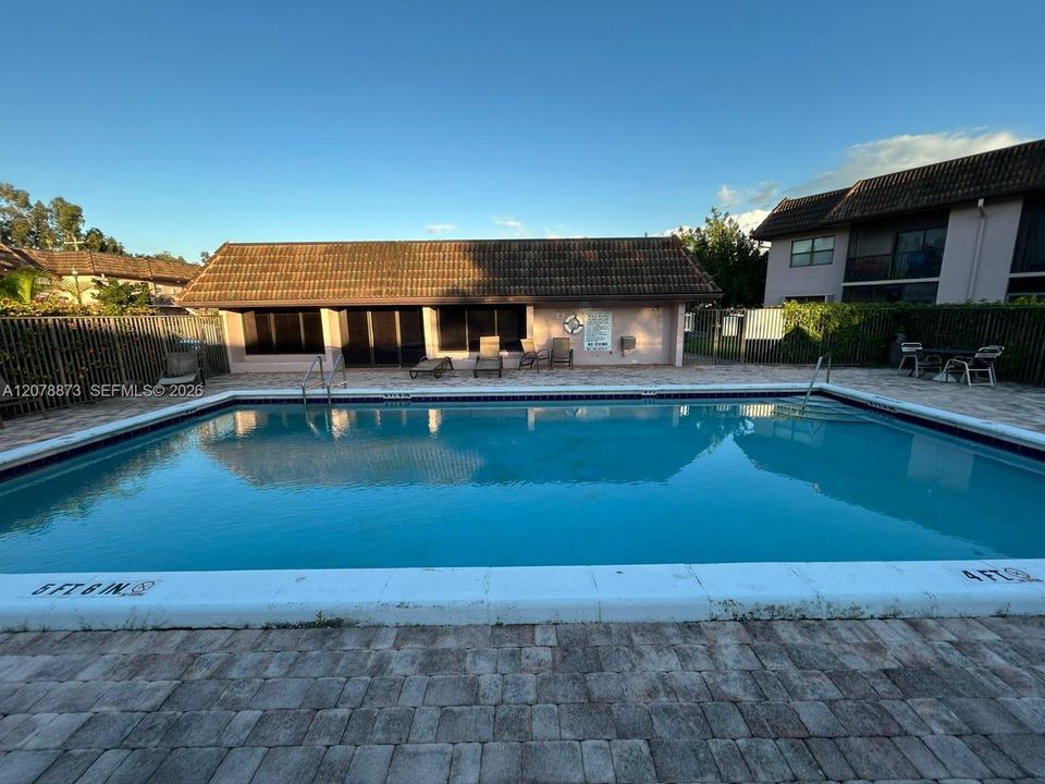 For Rent: $2,450 (2 beds, 2 baths, 806 Square Feet)