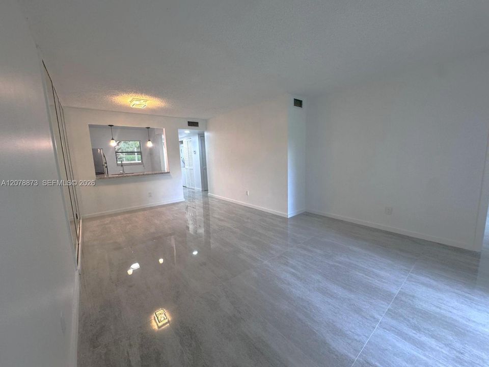 For Rent: $2,450 (2 beds, 2 baths, 806 Square Feet)