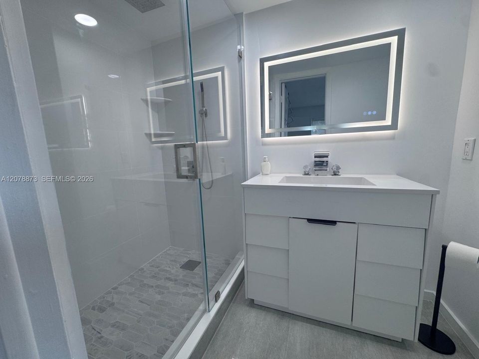 For Rent: $2,450 (2 beds, 2 baths, 806 Square Feet)