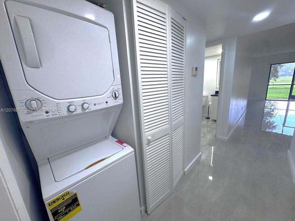For Rent: $2,450 (2 beds, 2 baths, 806 Square Feet)