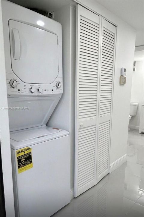 For Rent: $2,450 (2 beds, 2 baths, 806 Square Feet)