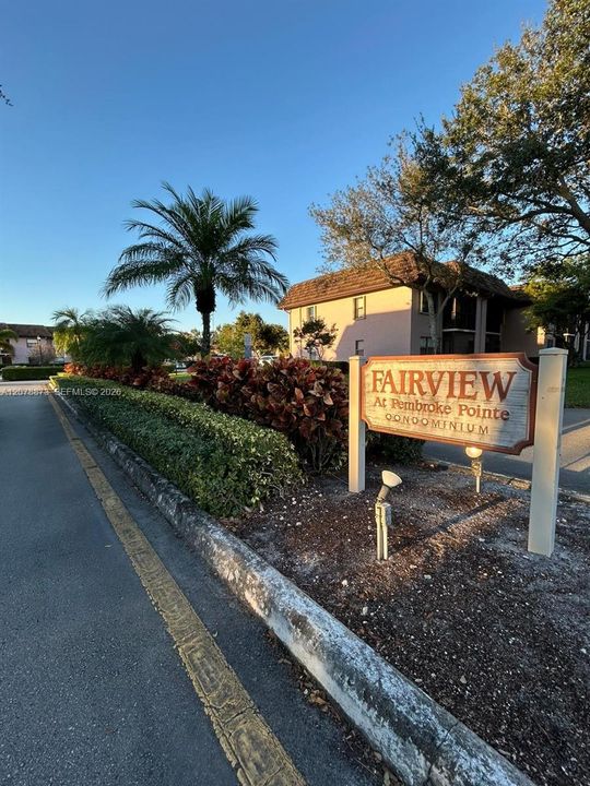 For Rent: $2,450 (2 beds, 2 baths, 806 Square Feet)