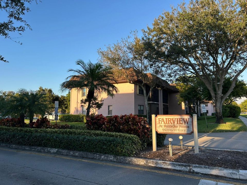 For Rent: $2,450 (2 beds, 2 baths, 806 Square Feet)