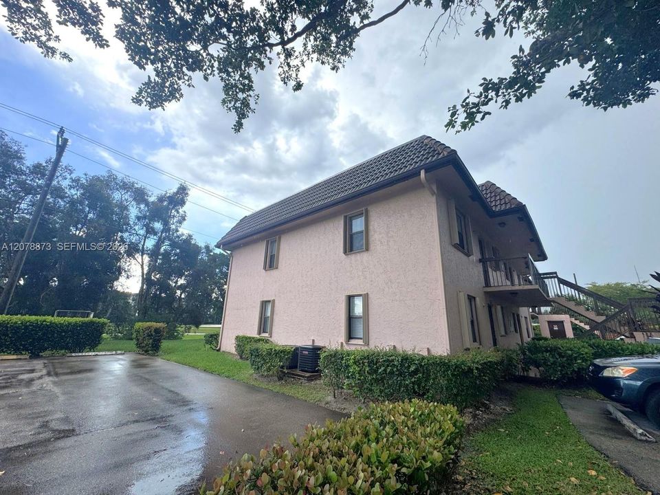 For Rent: $2,450 (2 beds, 2 baths, 806 Square Feet)