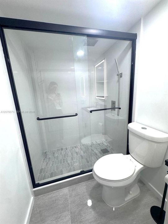 For Rent: $2,450 (2 beds, 2 baths, 806 Square Feet)