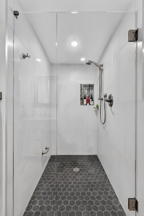 2nd bathroom - Wallk-in shower