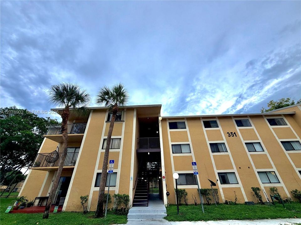 For Rent: $1,799 (1 beds, 1 baths, 558 Square Feet)