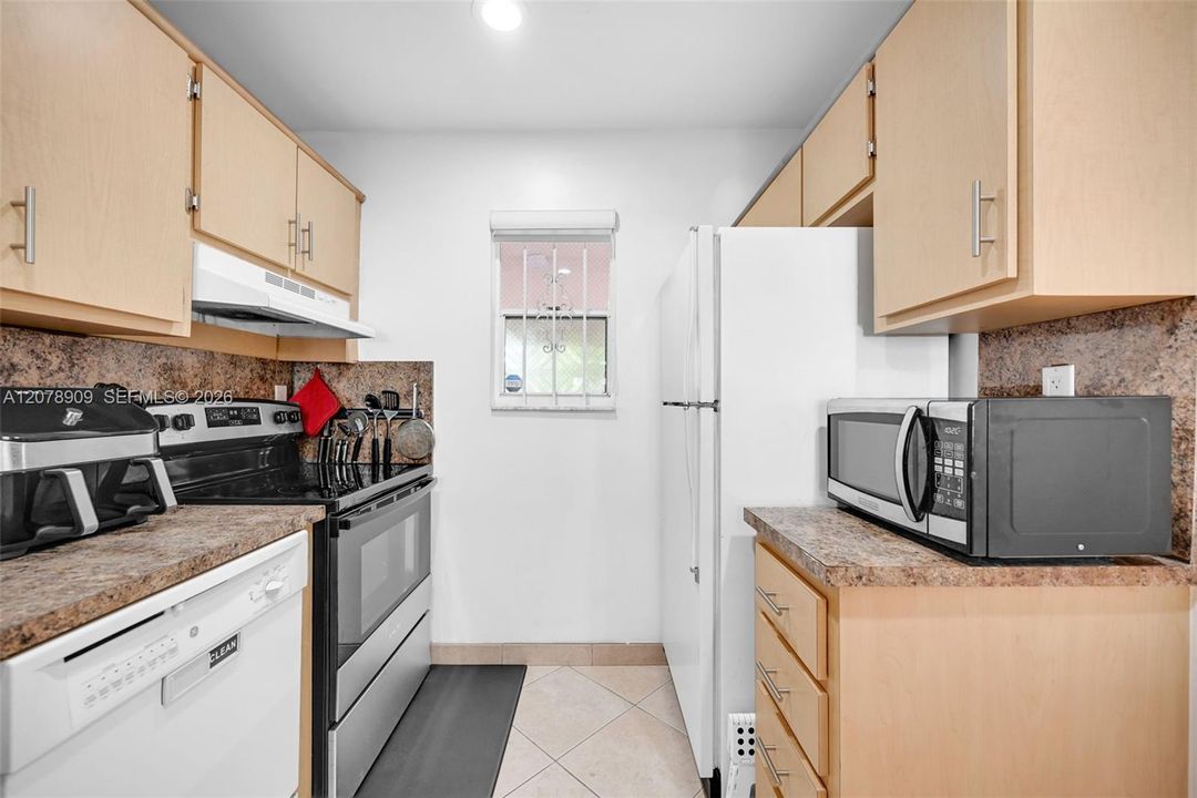 For Sale: $155,000 (1 beds, 1 baths, 750 Square Feet)