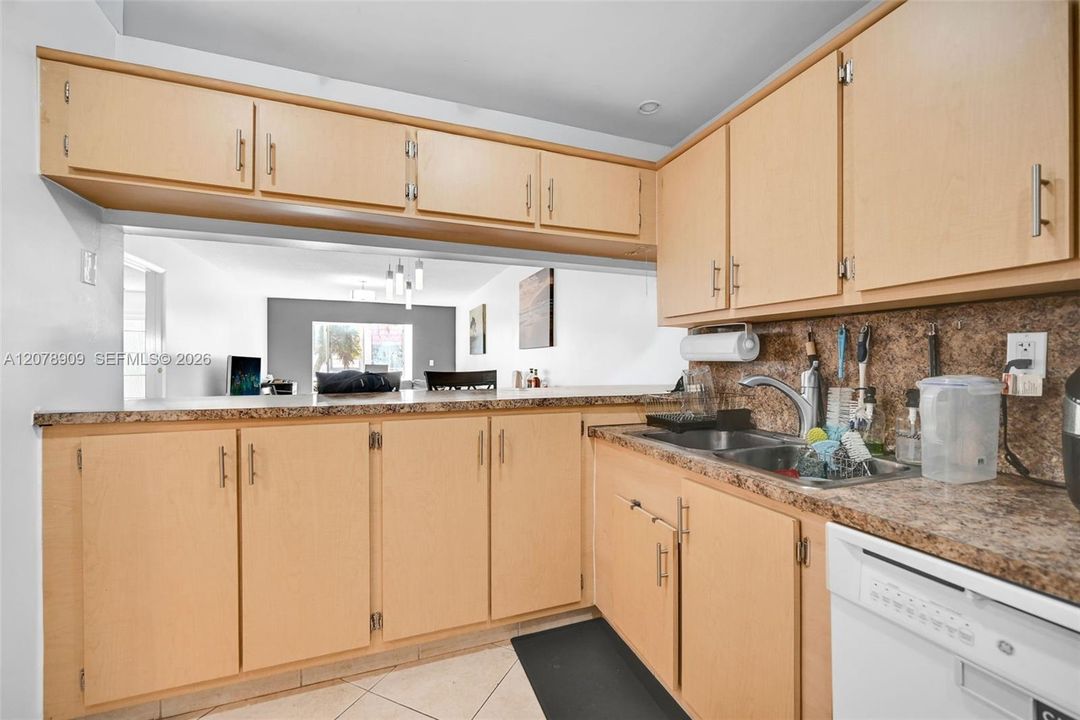 For Sale: $155,000 (1 beds, 1 baths, 750 Square Feet)
