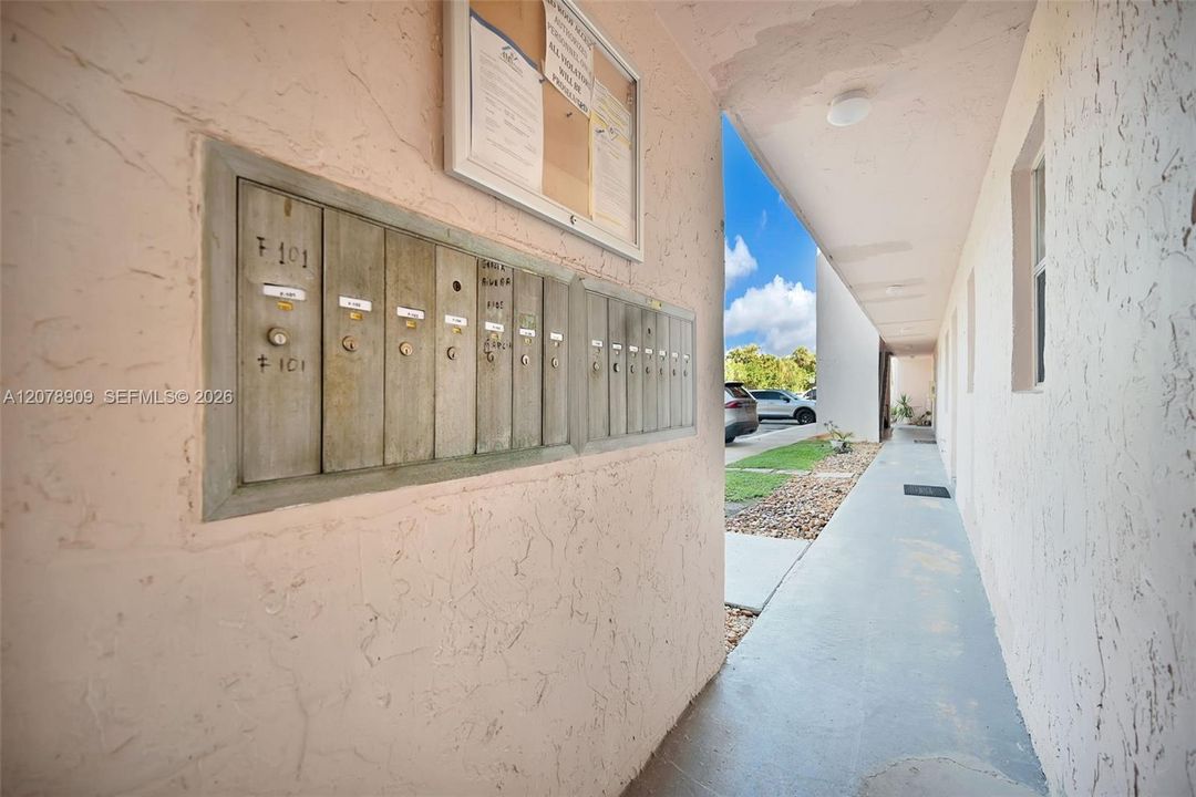 For Sale: $155,000 (1 beds, 1 baths, 750 Square Feet)