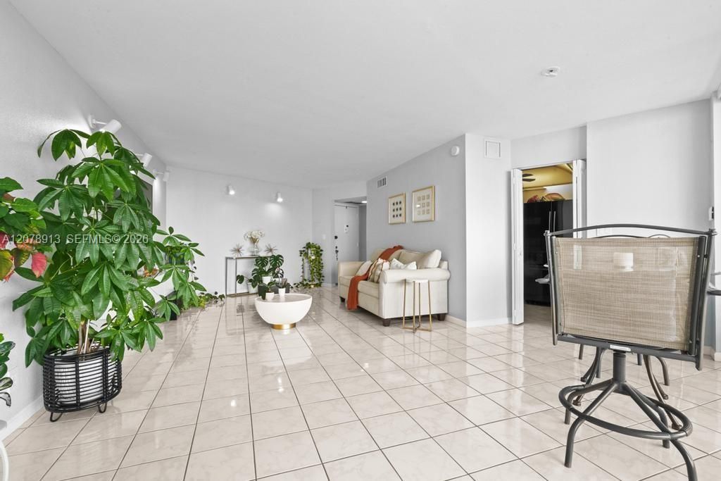 For Sale: $143,500 (2 beds, 2 baths, 1110 Square Feet)