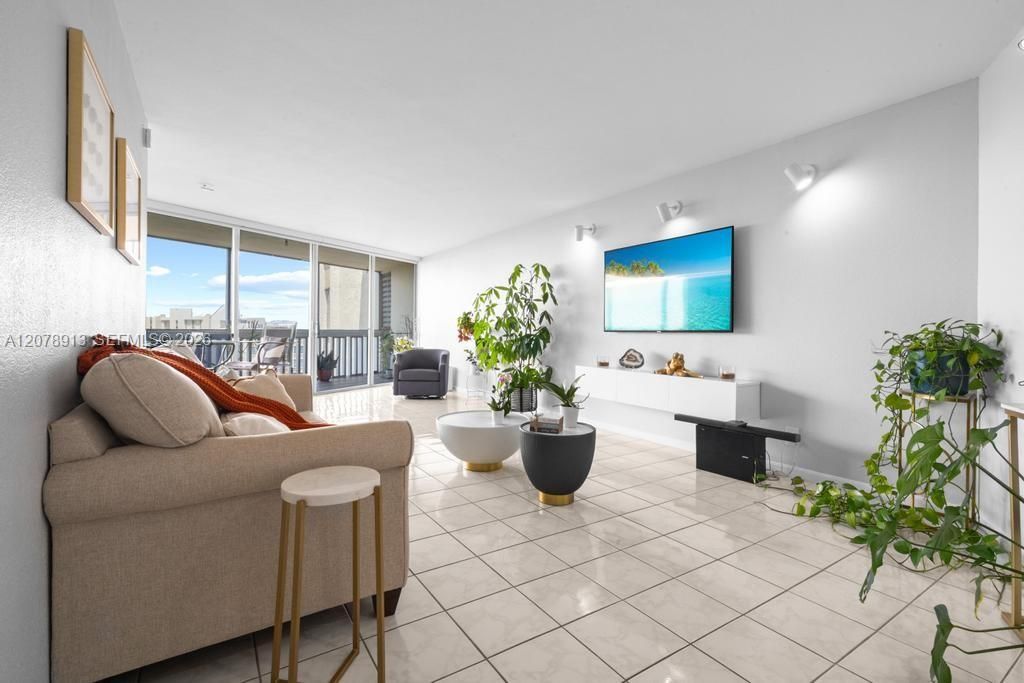 For Sale: $143,500 (2 beds, 2 baths, 1110 Square Feet)