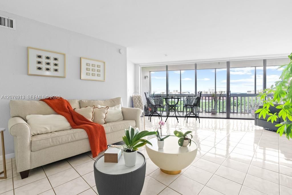 For Sale: $143,500 (2 beds, 2 baths, 1110 Square Feet)